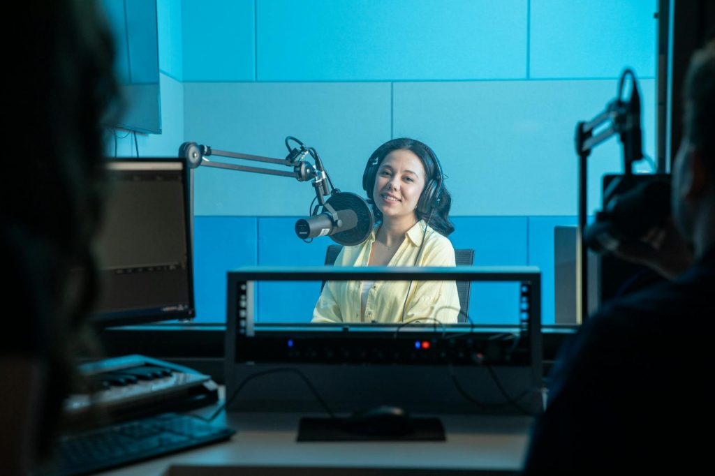 מהפך באוזניות: הפודקאסטים עקפו את הרדיו המדבר