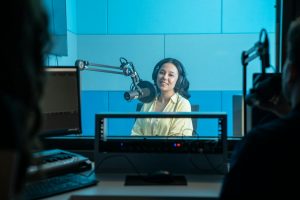 מהפך באוזניות: הפודקאסטים עקפו את הרדיו המדבר